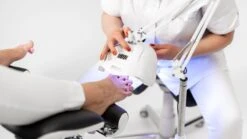 SUNfeet UV Lamp Op Statief - Lamp Voor Gelnagels 80W - LED Lamp Nagels - Gellak Lamp - Nageldroger - Wit -Nagelbenodigdheden 1200x674