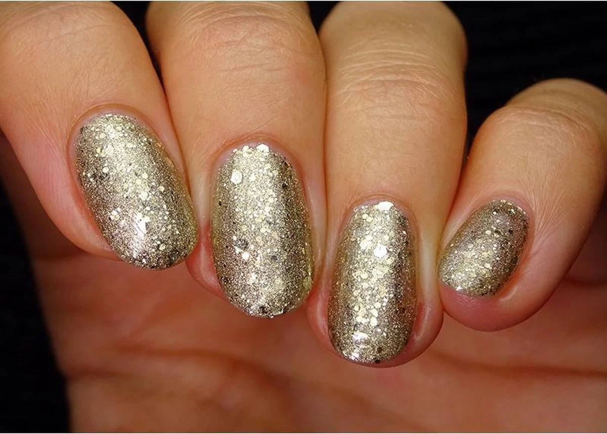 Pink Gellac - Diva Gold - Gellak - Vegan - Goud - Glitter - 15ml Pink Gellac - Diva Gold - Gellak - Vegan - Goud - Glitter - 15ml -Nagelbenodigdheden 1200x859 1