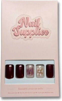 Nailsupplier 'Mushroom' | WINTERCOLLECTIE | Bordeaux Rode Nepnagels Met Print | Plaknagels | Kunstnagels Met Lijm | Press On Nails -Nagelbenodigdheden 742x1200